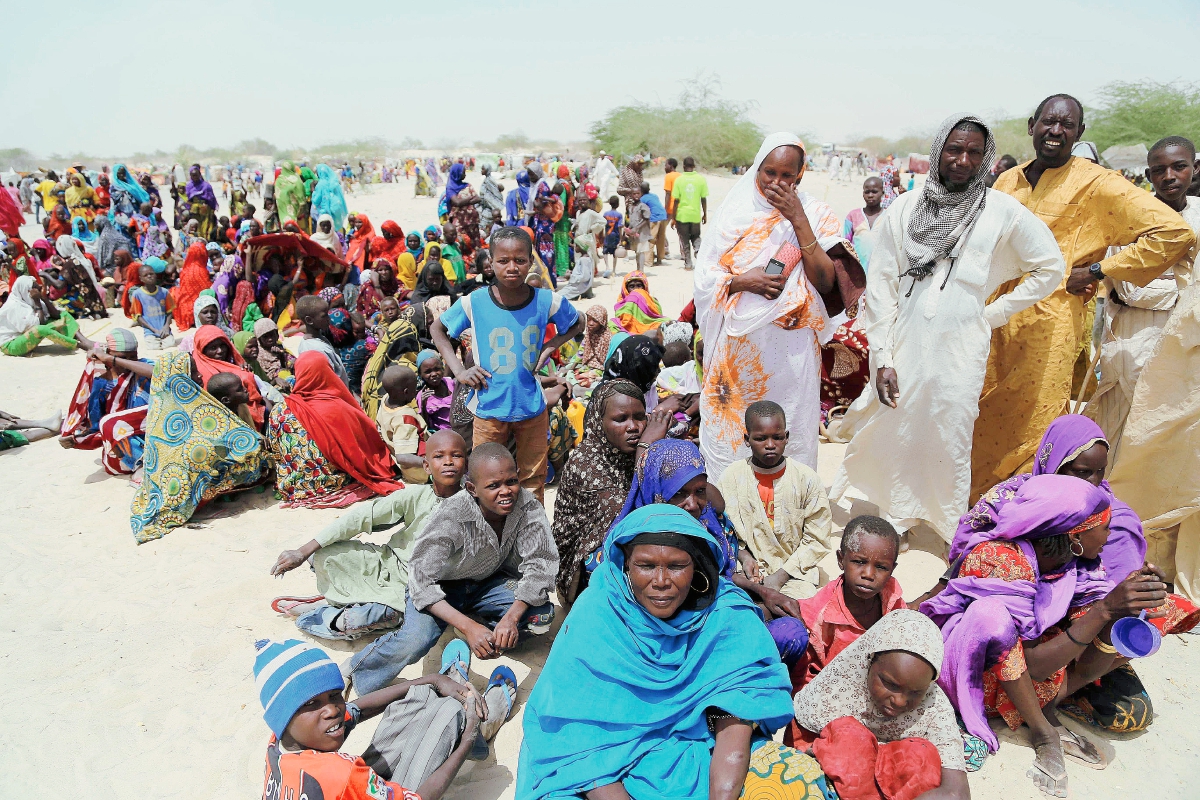 Un grupo de personas de las islas de Níger del lago Chad que huyo del grupo Boko Haram. (Foto Prensa Libre:AFP)