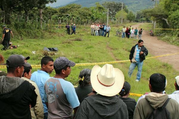 Curiosos observan  cadáver, en Jalapa.