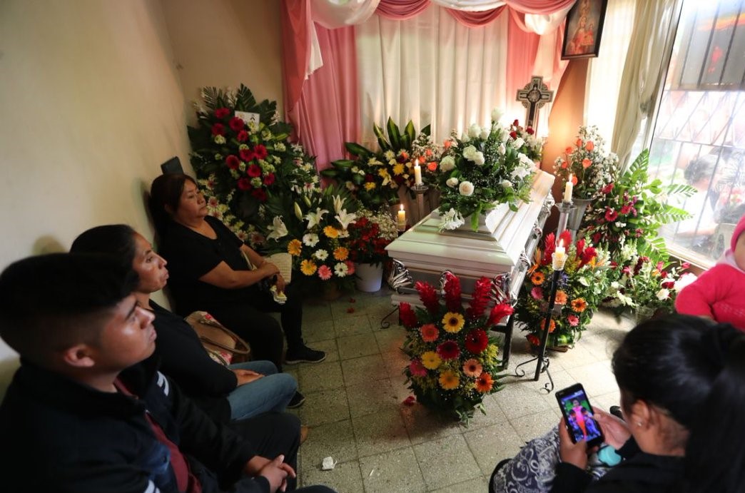 Los restos de la maestra Ana Gabriela Castillo son velados en la zona 1 de Mixco. (Foto Prensa Libre: Oscar Felipe).