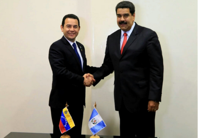 Jimmy Morales y Nicolás Maduro se saludan después de la reunión. (Foto Prensa Libre: Cancillería)