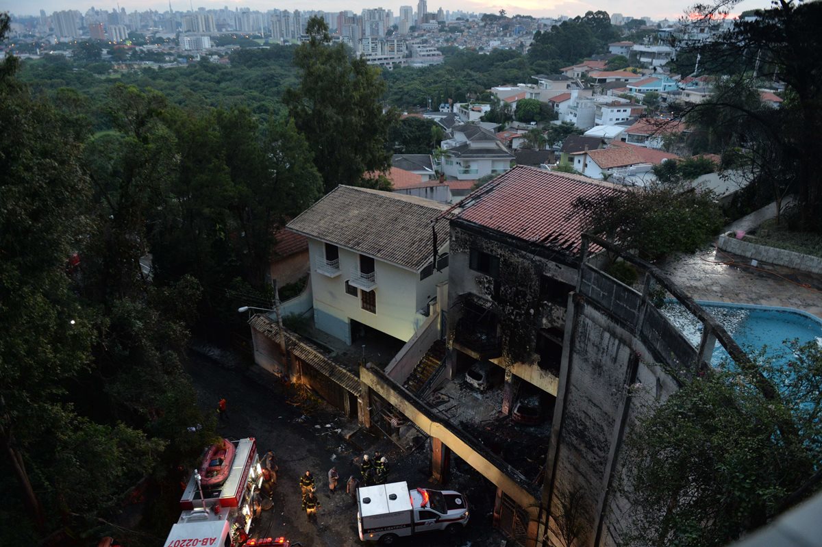 Avioneta cae sobre viviendas en Sao Paulo, Brasil. Siete muertos. (AFP)