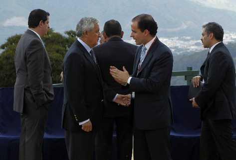 Otto Pérez Molina saluda a Amado de Andrés durante reunión sobre narcotráfico. (Foto Prensa Libre: EFE)