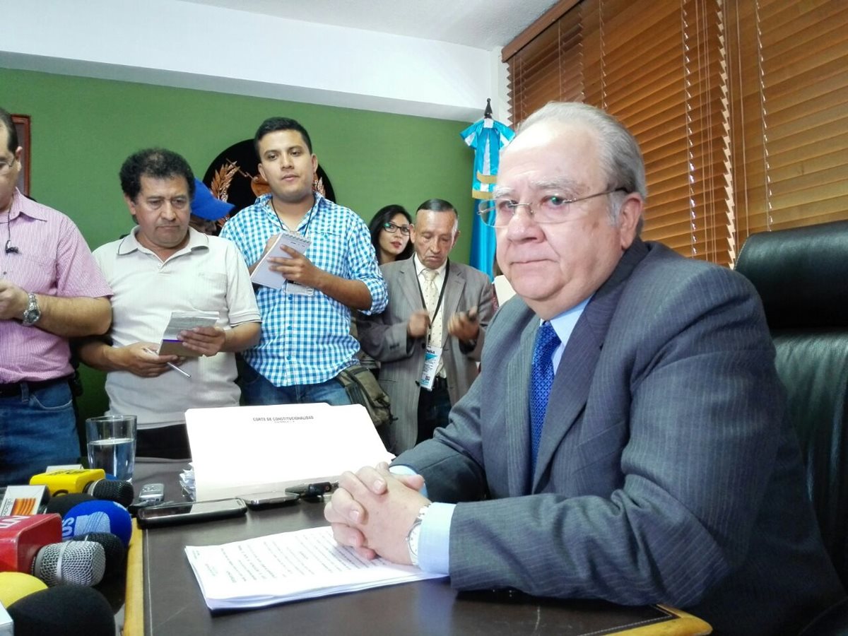 El magistrado Roberto Molina Barreto ofreció detalles de amparo que frenó el antejuicio con el presidente. (Foto Prensa Libre: E. Bercian)