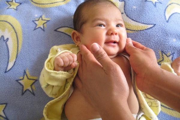 darles masajes a los bebés les ayuda en su desarrollo integral a lo largo de su vida.