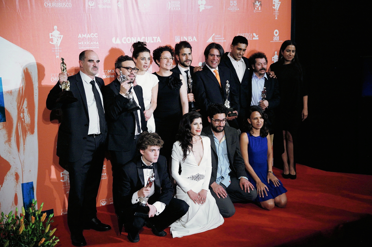 Los integrantes de la película Güeros posan tras ganar la categoría de mejor película durante la 57 edición de los premios Ariel. (Foto Prensa Libre EFE)