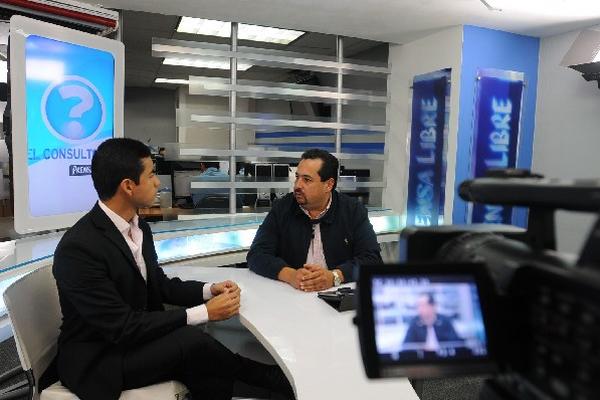 El periodista Cristian Dávila entrevista a Mauricio Rossell, durante El Consultorio.