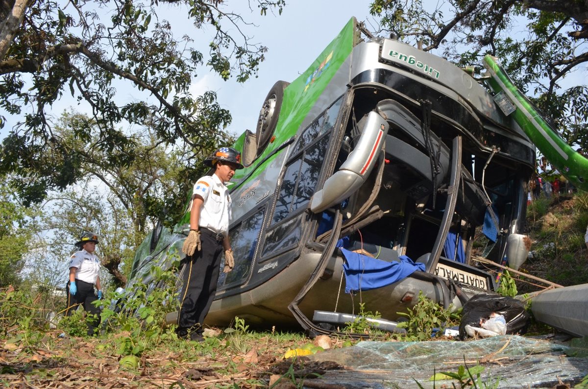 Bus accidentado en ruta al Atlántico. (Foto Prensa Libre: Cortesía Bomberos Voluntarios)