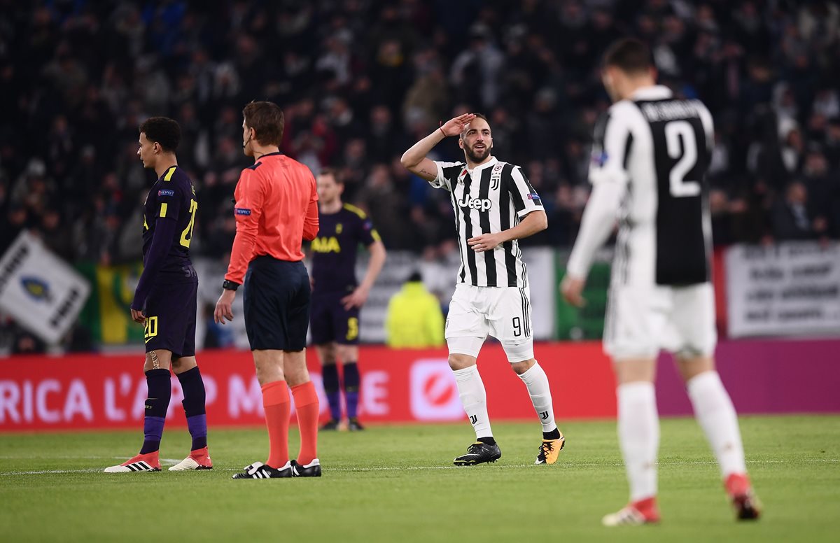 Higuaín corre después de anotar y saluda con su mano derecha.