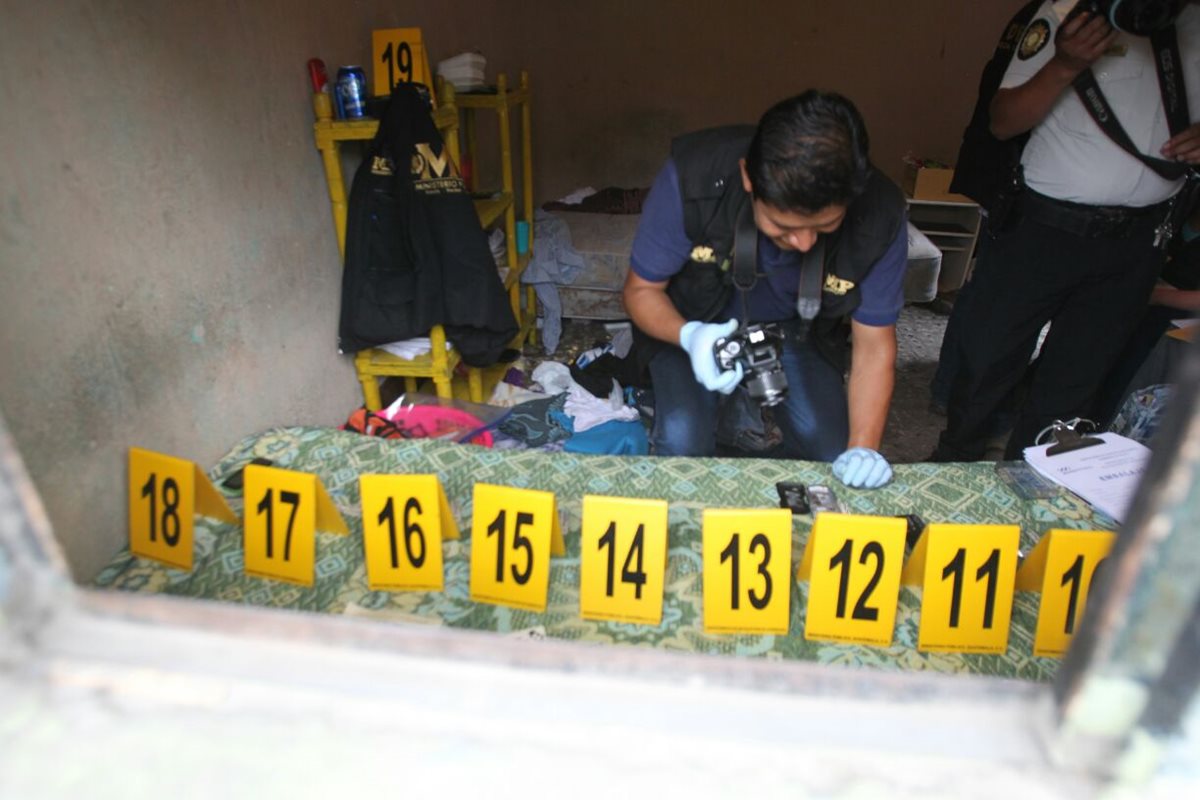 Fiscales del MP recolectan evidencias en el cuarto donde tenían retenida a la menor, en San Miguel Petapa. (Foto Prensa Libre: Érick Avila)