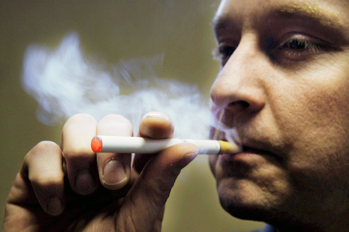 Varios países han emprendido una lucha contra el tabaco. (Foto Prensa Libre: EFE).