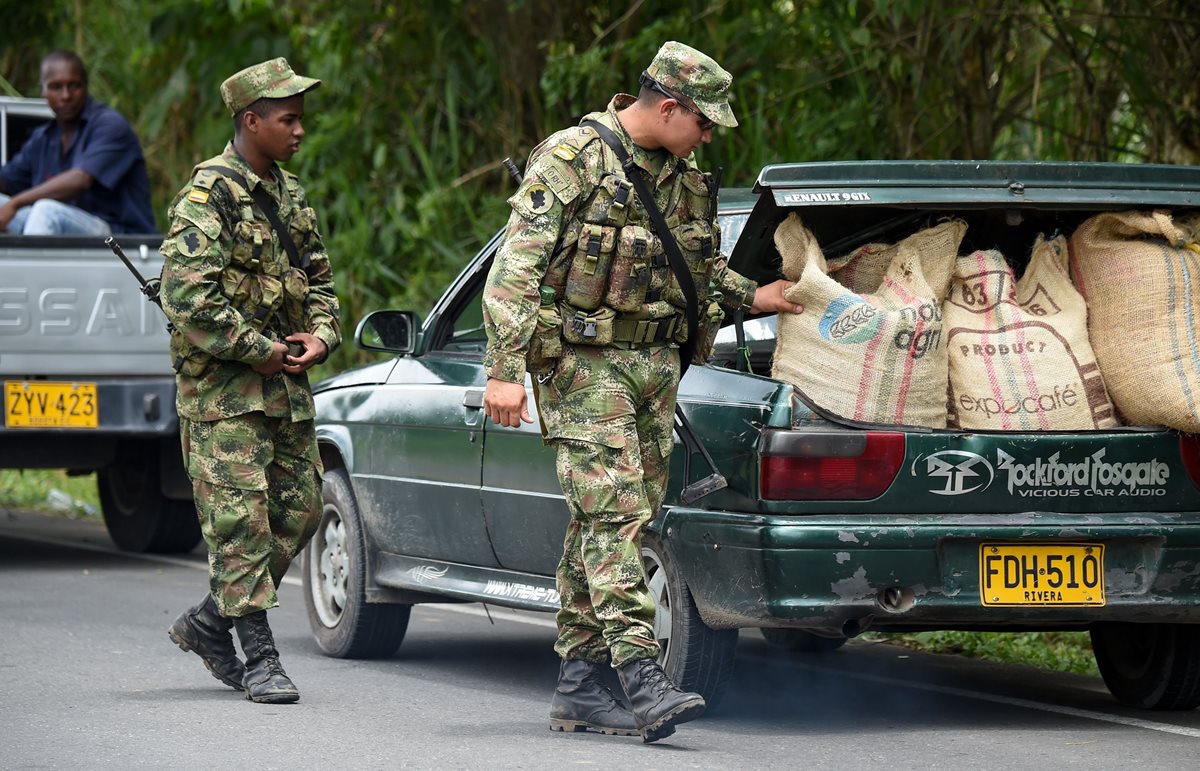 Soldados colombianos revisan un automóvil en el municipio de Tumaco, Departamento de Nariño, en la costa del Pacífico colombiano.(Foto Prensa Libre:AFP).