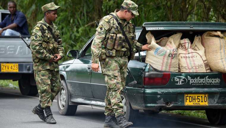 Soldados colombianos revisan un automóvil en el municipio de Tumaco, Departamento de Nariño, en la costa del Pacífico colombiano.(Foto Prensa Libre:AFP).