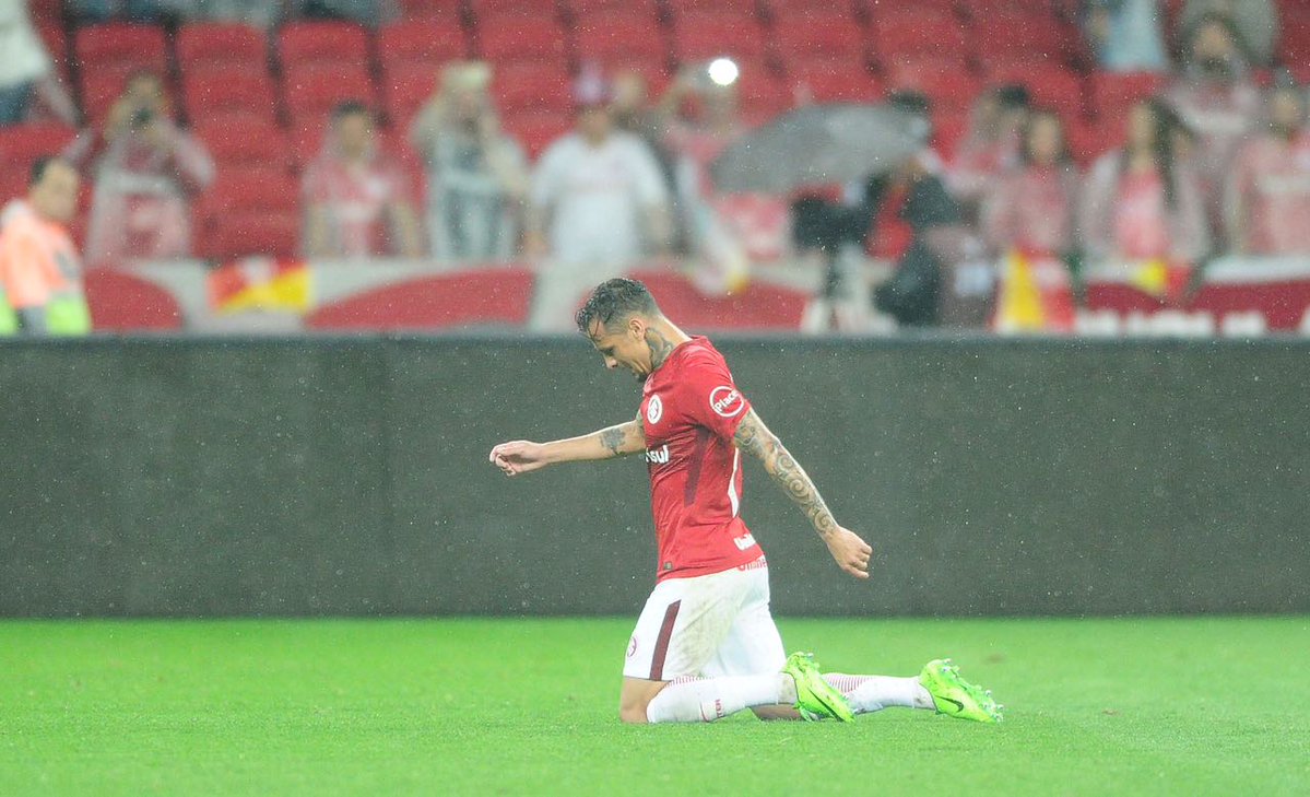 Alemao cruza de rodillas la cancha en medio de los aplausos de la afición. (Foto Prensa Libre: cortesía Inter)