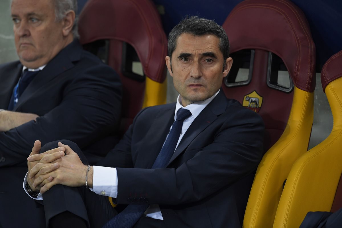 Ernesto Valverde observa a sus jugadores durante el encuentro frente al AS Roma. (Foto Prensa Libre: AFP)