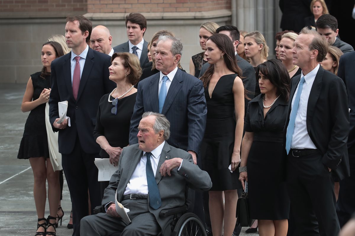George H.W. Bush (en silla de ruedas) es el padre de toda una dinastía de políticos estadounidenses. En el funeral de su esposa Barbara Bush. (Foto Prensa Libre: AFP)
