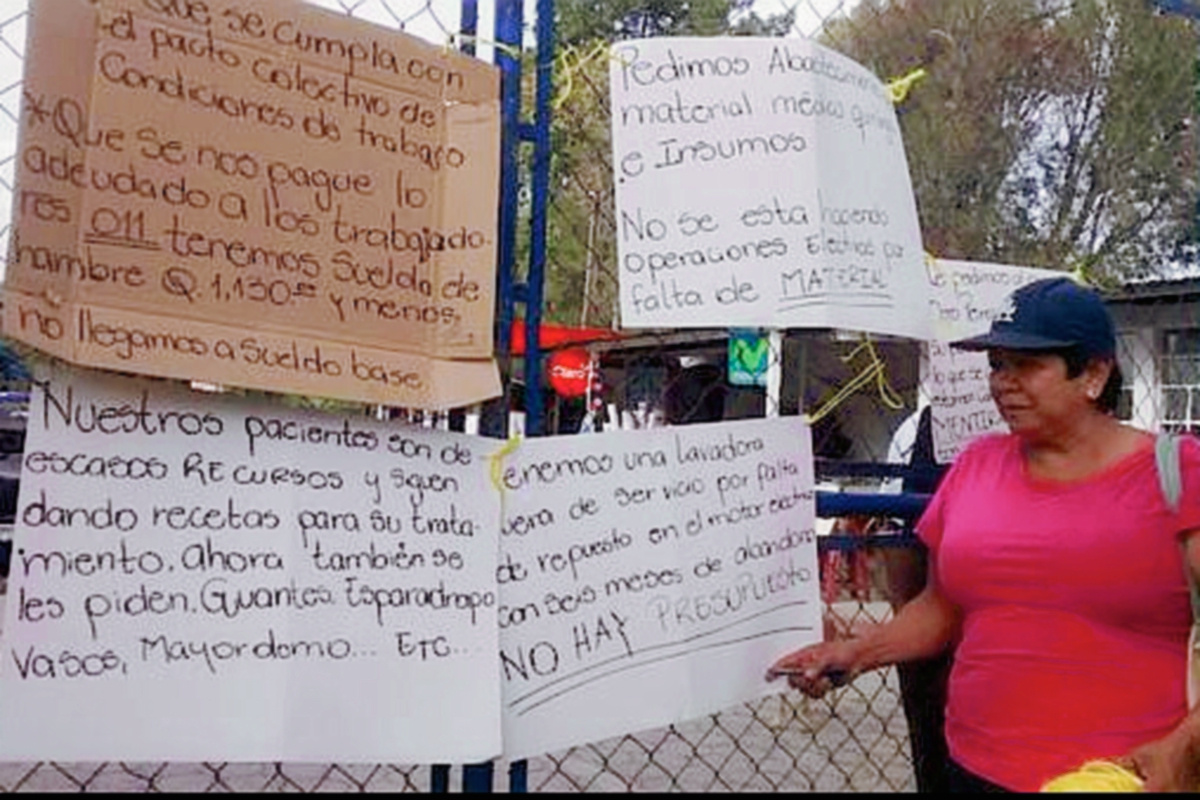 Salubristas del Hospital Regional de Huehuetenango cierran la consulta externa por falta de insumos y medicamentos. (Foto Prensa Libre: Mike Castillo)