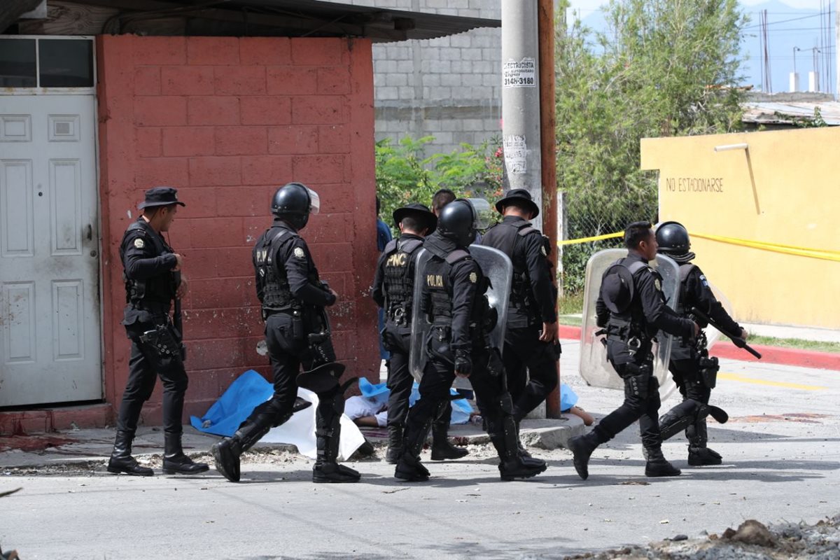 Luego del ataque Policía Nacional Civil resguarda la escena del incidente. (Foto Prensa Libre: Paulo Raquec)