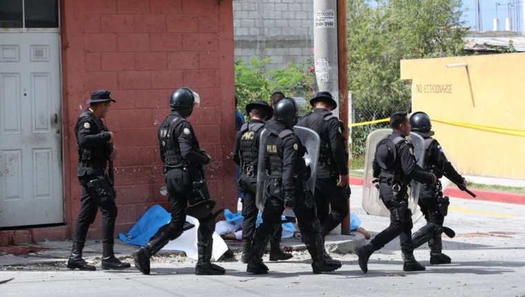 Luego del ataque Policía Nacional Civil resguarda la escena del incidente. (Foto Prensa Libre: Paulo Raquec)