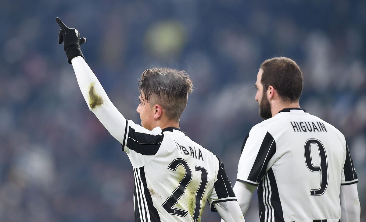 Los jugadores argentinos, Paulo Dybala y Gonzalo Higuaín guiaron el triunfo de la Juventus. (Foto Prensa Libre: EFE)
