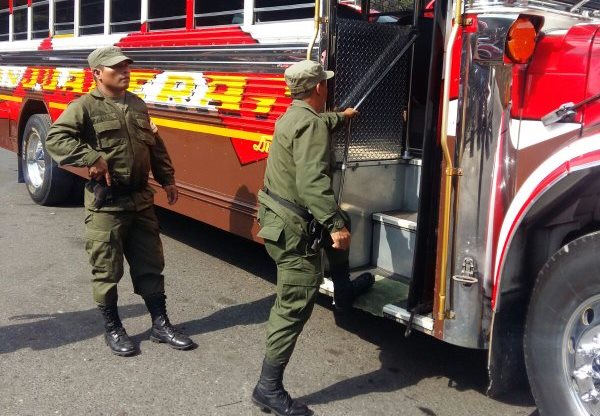 Elementos de la Guardia de Honor participan de operativos de seguridad en San José Pinula, Villa Nueva y Villa Canales. (Foto Prensa Libre: Mindef)