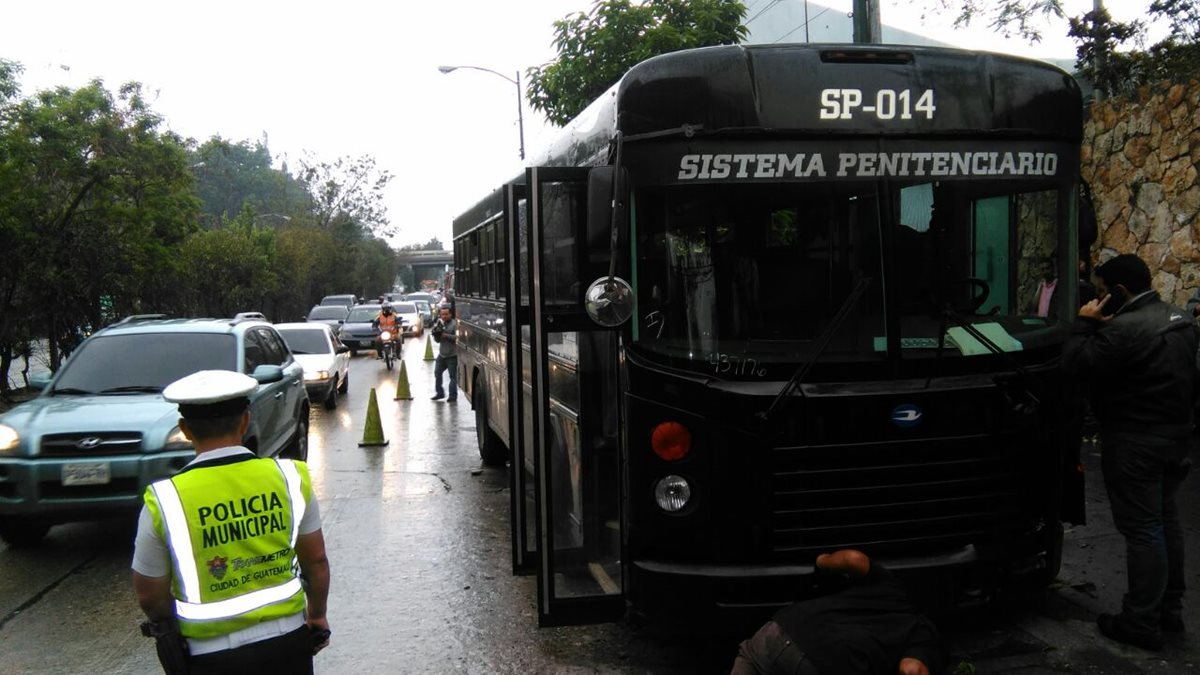 Un autobús del Sistema Penitenciario derrapó en el asfalto mojado a inmediaciones del Centro Cívico. (Foto Prensa Libre: Érick Ávila)