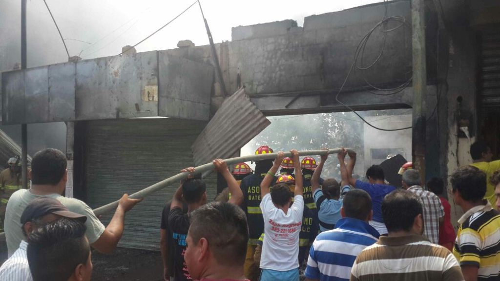 Un grupo de vecinos ayuda a socorristas a controlar incendio en Pajapita. (Foto Prensa Libre: Cortesía).