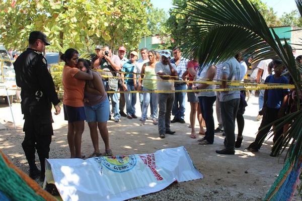Familiares de la víctima mortal lamentan la tragedia ocurrida en Santa Elena, Flores, Petén. (Foto Prensa Libre: Rigoberto Escobar).