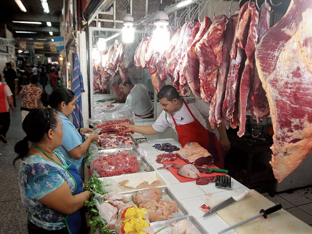 Expendedores de carne recibieron el aviso de un incremento de Q0.50 a la libra en canal que no está justificado. (Foto Prensa Libre: Álvaro Interiano)