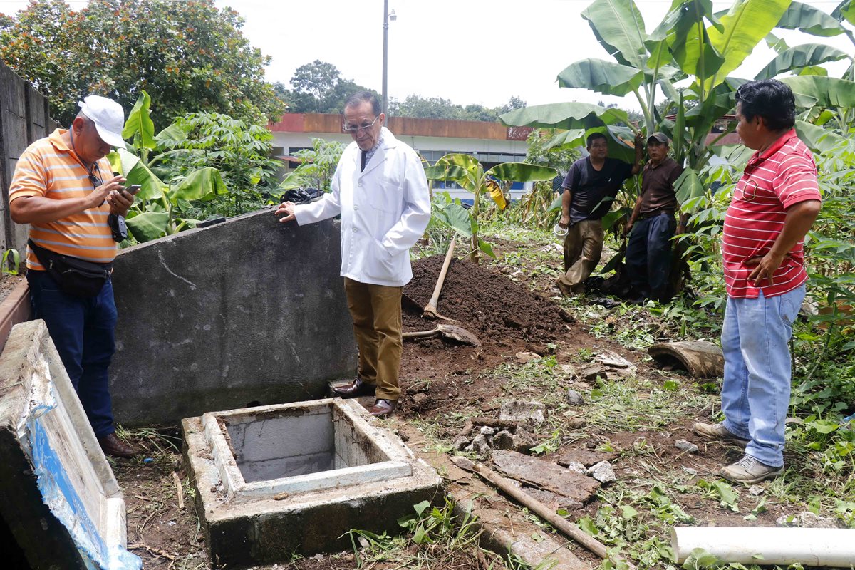 Según directivos del hospital hubo sabotaje en las tuberías de agua.(Foto Prensa Libre: Rolando Miranda)