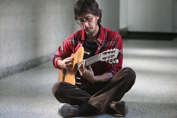 Intérprete local espera presentar Señor Pasajero en el Teatro al Aire Libre, zona 1 (Foto Prensa Libre: Billy Quijada).