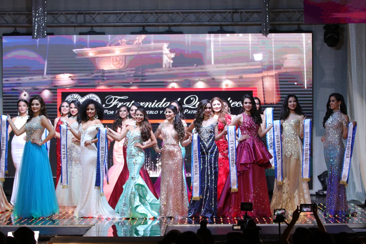 Las 20 aspirantes a la corona lucieron vestidos elegantes en el Teatro Municipal de Quetzaltenango. (Foto Prensa Libre: Raúl Juárez)