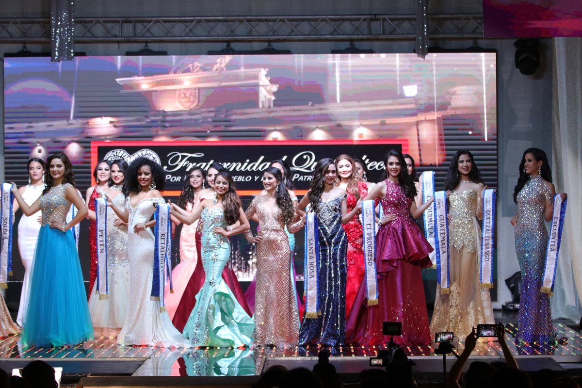 Las 20 aspirantes a la corona lucieron vestidos elegantes en el Teatro Municipal de Quetzaltenango. (Foto Prensa Libre: Raúl Juárez)