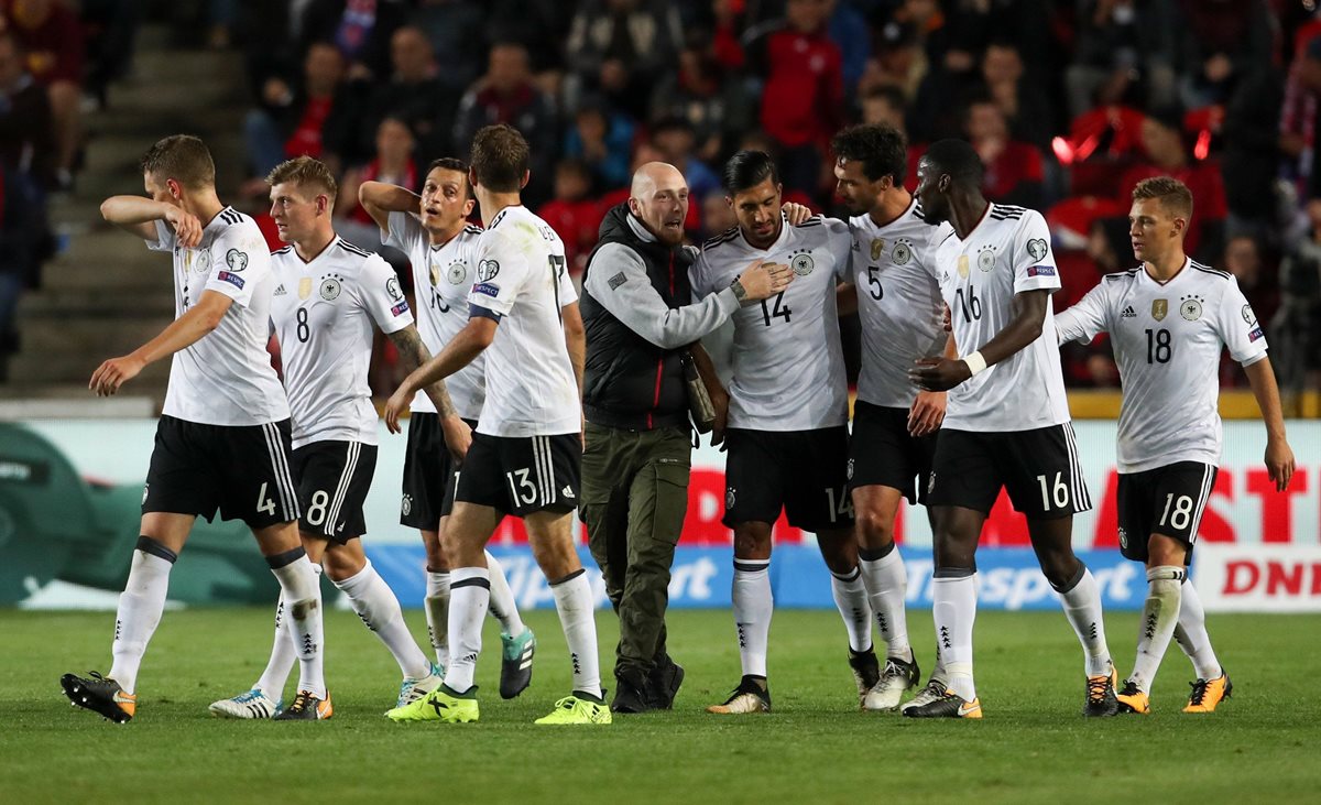 Los jugadores de la selección de Alemania celebran después del final del partido. (Foto Prensa Libre: EFE)
