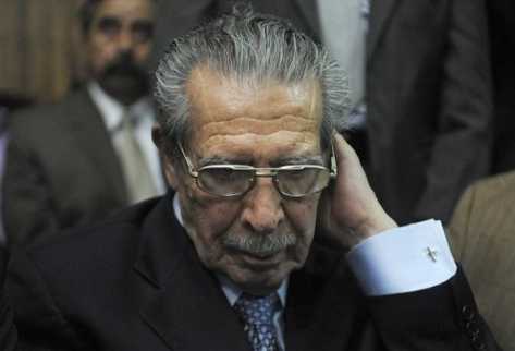 Efraín Ríos Montt escucha la condena de 80 años dictada por los delitos  de genocidio y delitos de deberes contra la humanidad. (Foto Prensa  Libre: AFP)