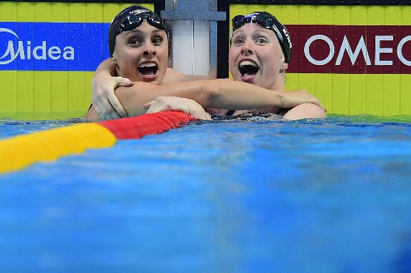 La estadounidense Lilly King celebra con su compatriota Katie Meili.