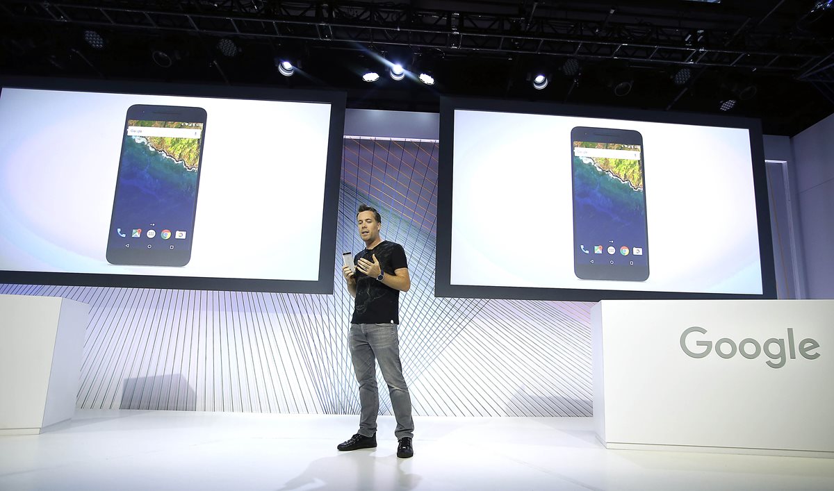 David Burke, vicepresidente de ingeniería de Google, habla sobre los nuevos teléfonos inteligentes. (Foto Prensa Libre: AP)