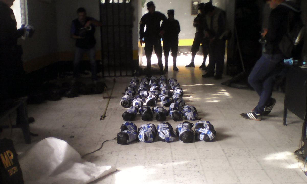 Agentes de la PNC colocan en el suelo las 90 libras de marihuana que decomisaron. (Foto Prensa Libre: Óscar Figueroa)
