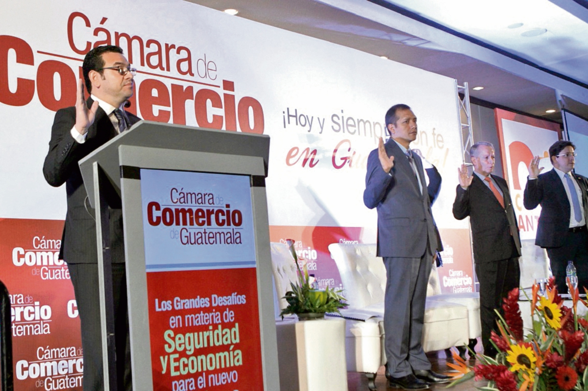 El presidente Jimmy Morales hizo que los empresarios se pusieran de pie e hicieran la jura a la bandera nacional. (Foto Prensa Libre: cortesía Presidencia)