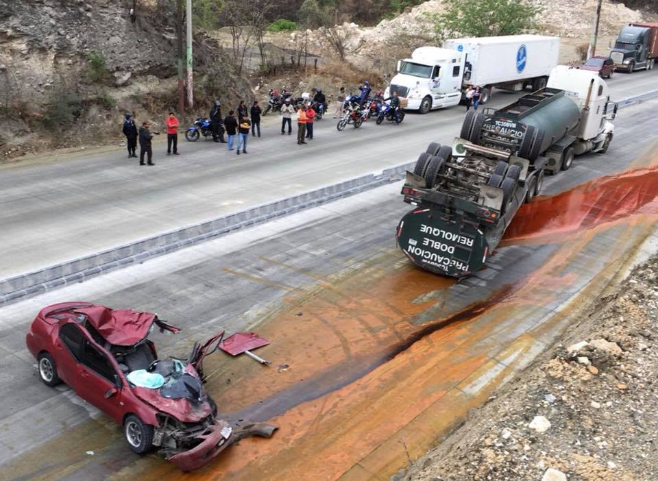 El tráiler halaba dos remolques y por el exceso de velocidad volcó sobre los dos vehículos. (Foto Prensa Libre: Cortesía)