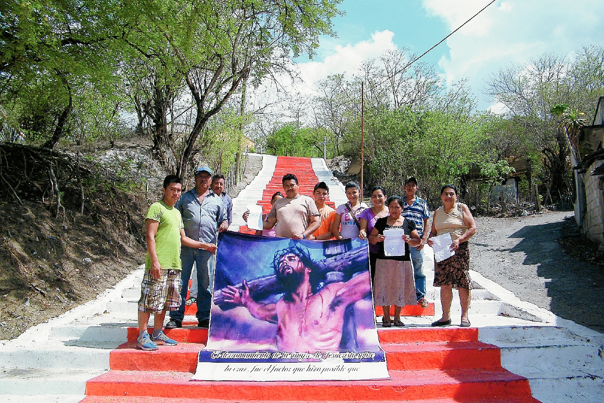 Vecinos del barrio San Sebastián, en San Agustín Acasaguastlán, El Progreso aseguran que pintaron el graderío de la iglesia. (Foto Prensa Libre: Héctor Contreras)
