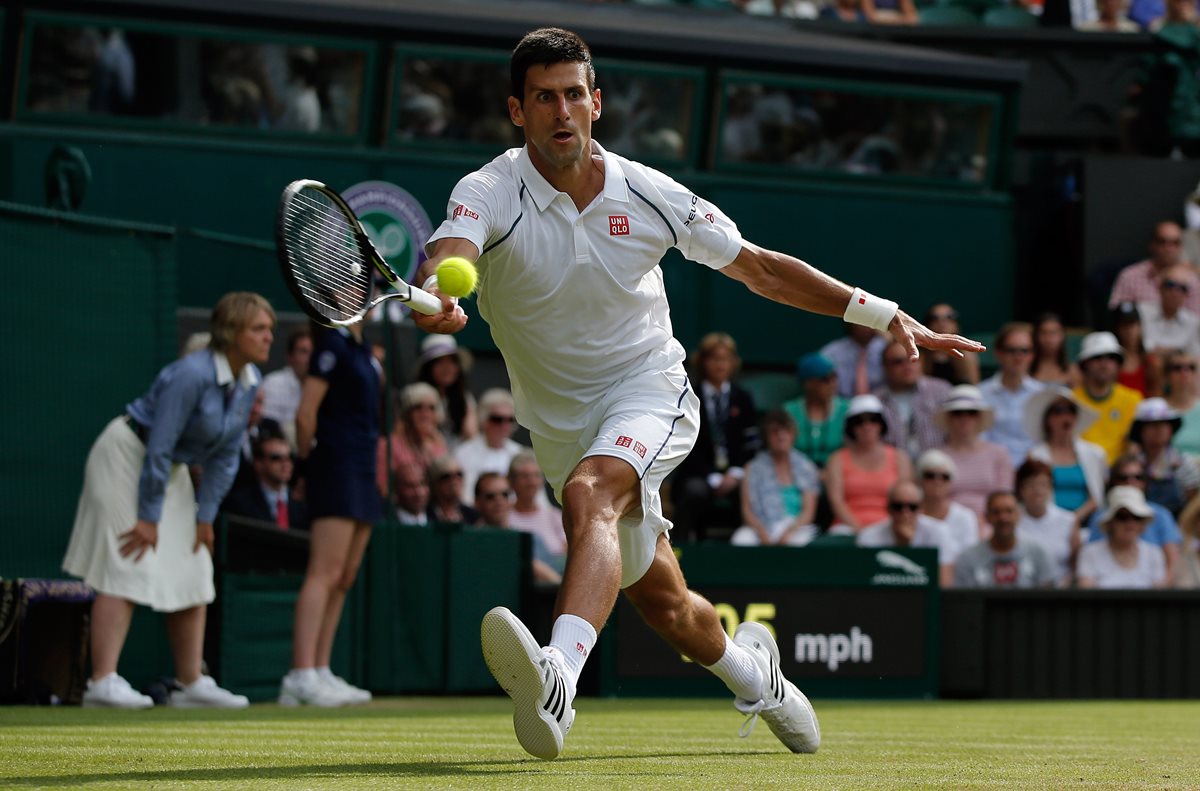 Novak Djokovic sirve durante el encuentro ante Bernard Tomic. (Foto Prensa Libre: AFP)