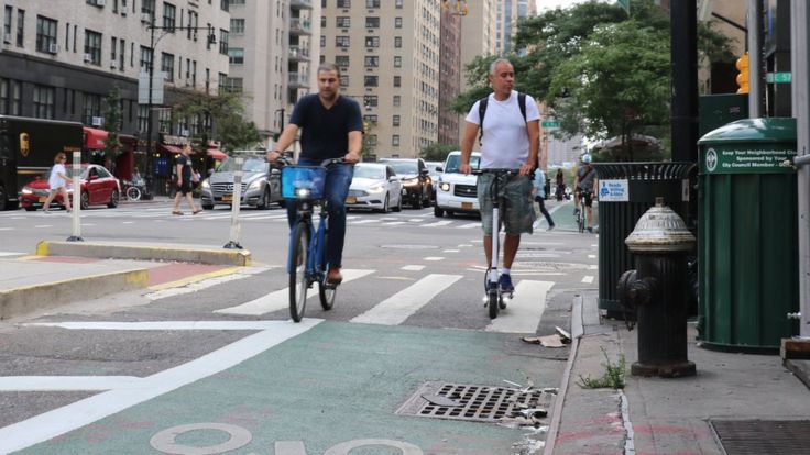 En ciudades como Nueva York, los monopatines eléctricos suelen compartir espacios con bicicletas y son considerados ilegales. (BBC Mundo).