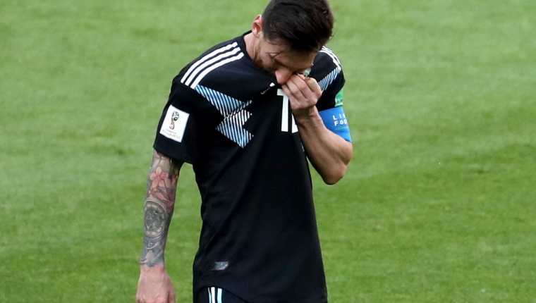 Messi falló el penalti decisivo y Argentina solo sumó un punto frente a Islandia. (Foto Prensa Libre: EFE)
