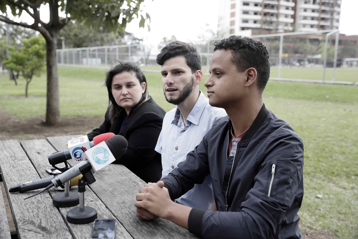 El costarricense Mario Arias, izquierda y el venezolano Roberth Castillo, derecha, tenían previsto casarse este sábado en Costa Rica cancelaron su boda luego de que la Dirección Nacional de Notariado prohibiera a los notarios públicos realizar matrimonios. (Foto Prensa Libre: EFE)