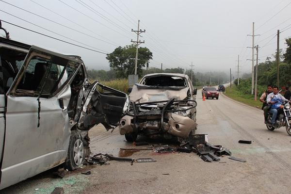 El accidente se registróen el kilómetro 465, de la ruta que conduce de la comunidad Los Laureles a Santa Elena. (Foto Prensa Libre: Rigoberto Escobar)