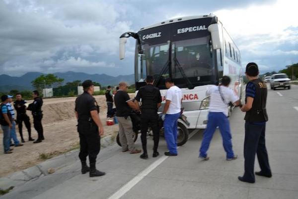 Un bus de los transportes Monja Blanca fue atacado a balazos en la ruta al Atlántico. (Foto Prensa Libre: Hugo Oliva)<br _mce_bogus="1"/>