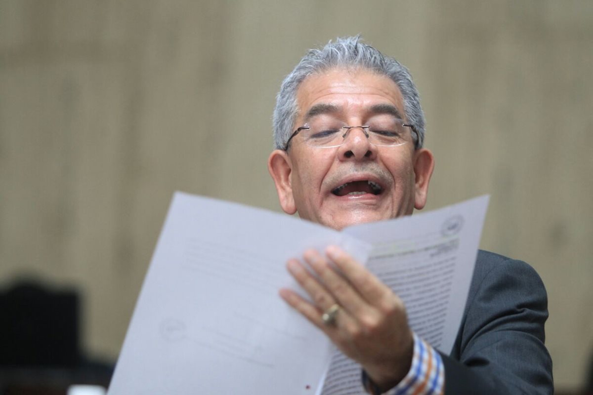 Juez Miguel Ángel Gálvez, en la lectura de la resolución de la audiencia de primera declaración del caso Cooptación del Estado. (Foto Prensa Libre: Esbin García)
