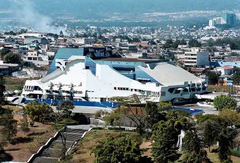 Vista del Centro Cultural Miguel Ángel Asturias, diseñado por Efraín Recinos en la década de 1970. (Foto Prensa Libre: Archivo)
