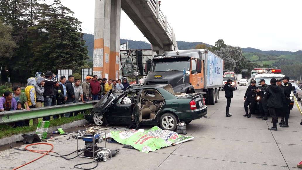 Agentes de la PNC en el lugar de la tragedia, en Tecpán Guatemala, Chimaltenango. (Foto Prensa Libre: Cortesía Víctor Chamalé)