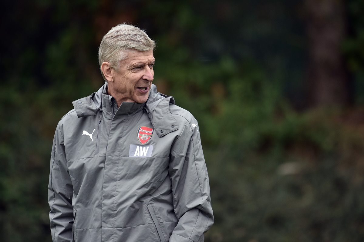 El técnico Arsene Wenger, cumple 20 años de dirigir al Arsenal y abrió la posibilidad de hacerse cargo de la selección de Inglaterra. (Foto Prensa Libre:AFP)